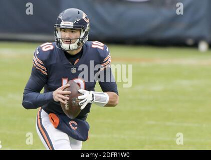 Chicago, Usa. Dezember 2020. Chicago bears Quarterback Mitchell Trubisky (10) sucht am Sonntag, den 6. Dezember 2020, im Soldier Field in Chicago nach einem offenen Receiver. Foto von Mark Black/UPI Kredit: UPI/Alamy Live News Stockfoto