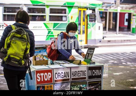 Melbourne, Victoria, Australien. November 2020. Falun Dafa- oder Falun Gong-Anhänger sahen, wie sie die Bewegung der Kommunistischen Partei Chinas (KPCh) mit einer Ausstellung gedruckter Materialien auf den Straßen von Melbourne förderten. Quelle: Alexander Bogatirev/SOPA Images/ZUMA Wire/Alamy Live News Stockfoto