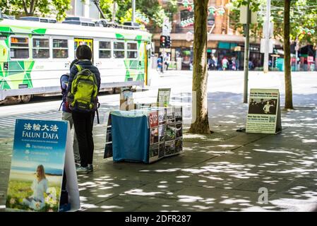 Melbourne, Victoria, Australien. November 2020. Falun Dafa- oder Falun Gong-Anhänger sahen, wie sie die Bewegung der Kommunistischen Partei Chinas (KPCh) mit einer Ausstellung gedruckter Materialien auf den Straßen von Melbourne förderten. Quelle: Alexander Bogatirev/SOPA Images/ZUMA Wire/Alamy Live News Stockfoto