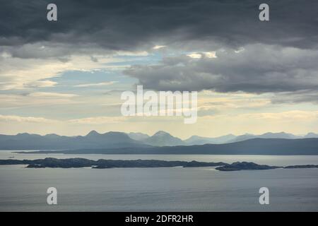 wolkiger Wetterblick vom alten Mann von storr in Richtung Süd-Rona, den Sound von Raasay, Torridon und Applecross. Isle of Skye, Schottland Stockfoto