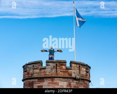 Skurrile Vogelscheuche mit Totenkopf-Gesicht auf dem runden Turm mit Saltire-Flagge, Dirleton Castle, East Lothian, Schottland, Großbritannien Stockfoto