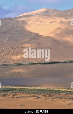 Sumu Barun Jaran See spiegelnd dunkles Wasser. Badain Jaran Wüste-Innere Mongolei-China-1151 Stockfoto