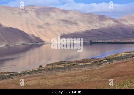 Sumu Barun Jaran See spiegelnd dunkles Wasser. Badain Jaran Wüste-Innere Mongolei-China-1152 Stockfoto