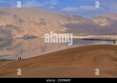 Sumu Barun Jaran See spiegelnd dunkles Wasser. Badain Jaran Wüste-Innere Mongolei-China-1153 Stockfoto