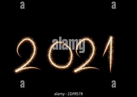 2021 geschrieben mit Sparkle Feuerwerk auf schwarzem Hintergrund, glückliches neues Jahr 2021 Konzept. Stockfoto