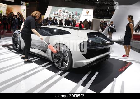 Der neue Audi Concept-Car PB18 e-tron, entworfen von Gael Buzyn Bruder von Agnes Buzyn, dem eigentlichen Gesundheitsminister Frankreichs, stellte hier am 2. Oktober 2018 auf dem Pariser Automobilsalon 2018 in der Ausstellungshalle Porte de Versailles, Paris, Frankreich, vor. Foto von Henri Szwarc/ABACAPRESS.COM Stockfoto