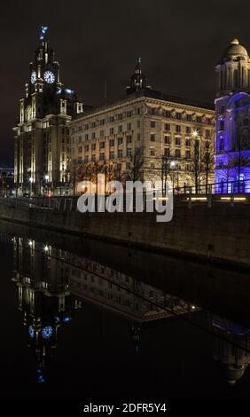 Three Graces spiegeln sich in Leeds Liverpool Kanalerweiterung, die den Wasserweg mit dem Albert Dock verbindet. Aufgenommen im Dezember 2020 in Liverpool. Stockfoto