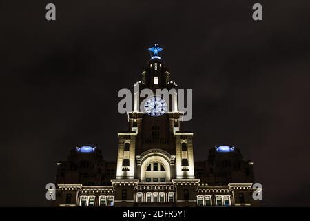 Das Royal Liver Building in Liverpool erleuchtete in der Nacht im Dezember 2020. Stockfoto