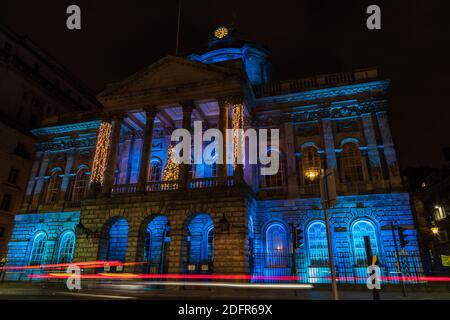 Der Verkehr passiert das Rathaus von Liverpool im Dezember 2020, wie es mit festlichen Lichtern und einem Weihnachtsbaum geschmückt. Stockfoto