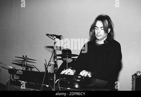 Keyboarder Andrew Todd, der am 3. März 1990 im Bowen West Theatre, Bedford, Großbritannien, mit den Schüttelfrost auftrat. Stockfoto