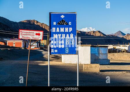 Straßenschilder in Murghab, Tadschikistan Stockfoto