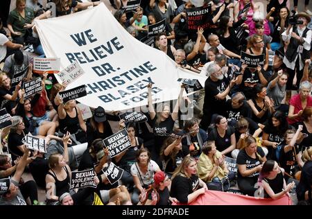 Demonstranten, die gegen Brett Kavanaugh, den Kandidaten für den Obersten Gerichtshof, sind, übernehmen am Donnerstag, den 4. Oktober 2018, das Atrium des Bürogebäudes Hart Senatre. .Foto von Olivier Douliery/ Abaca Press Stockfoto