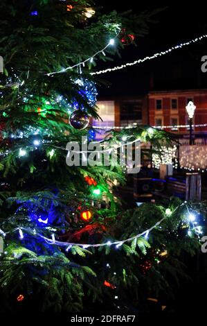 Nahaufnahme eines Weihnachtsbaumes mit Lichtern in der Nacht Ein Stadtzentrum Stockfoto