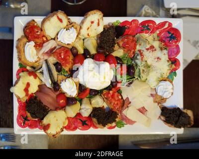 Vorspeise Tablett mit einer Mischung aus Toast Brot, Gemüse, Käse, Schinken und Fisch Stockfoto