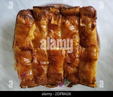 Traditioneller hausgemachter Käsestrudel, frisch aus dem Ofen, auf einem Tablett Stockfoto