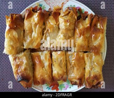 Traditioneller hausgemachter Apfelstrudel, frisch aus dem Ofen, auf einem Tablett Stockfoto