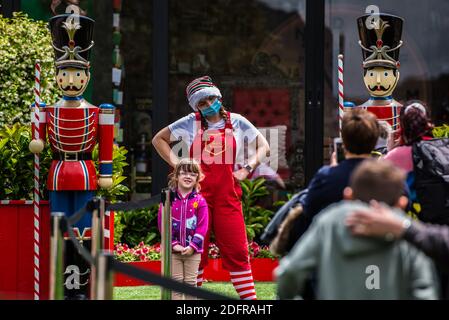 Melbourne, Victoria, Australien. November 2020. Menschen sehen sich anstellen, um Fotos mit dem Weihnachtsmann und seinen Helfern beim Santa's Workshop am Federation Square in Melbourne zu machen. Quelle: Alexander Bogatirev/SOPA Images/ZUMA Wire/Alamy Live News Stockfoto