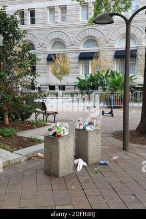 Washington, DC, USA - 29. September 2019: Überlaufende Mülltonnen auf der Pennsylvania Avenue, neben dem Trump International Hotel. Stockfoto