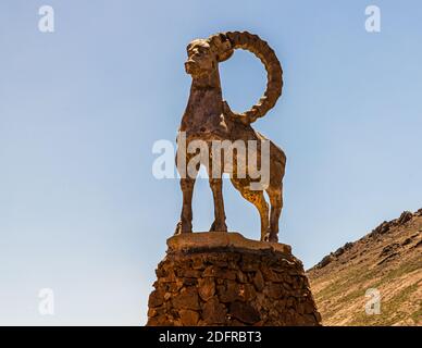 Steinbock-Skulptur an der Grenze zwischen Tadschikistan und Kirgisistan Stockfoto