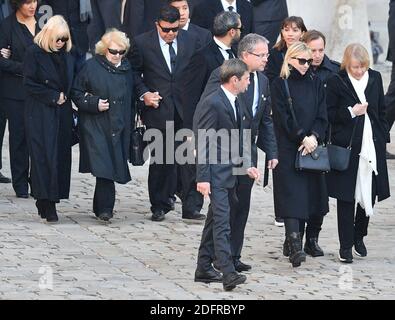 Charles Aznavour Familienmitglieder, darunter Enkelin Leila, seine Töchter Seda, seine Schwester Aida, seine Söhne Nicolas und Mischa während der nationalen Ehrung zu Ehren des französisch-armenischen Sängers Charles Aznavour, einem der berühmtesten Stars Frankreichs, Der im Alter von 94 Jahren am 5. Oktober 2018 im Innenhof des Hotel National des Invalides in Paris, Frankreich, starb. Foto von Christian Liewig/ABACAPRESS.COM Stockfoto