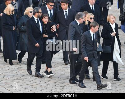 Charles Aznavour Familienmitglieder, darunter Enkelin Leila, seine Töchter Seda, seine Schwester Aida, seine Söhne Nicolas und Mischa während der nationalen Ehrung zu Ehren des französisch-armenischen Sängers Charles Aznavour, einem der berühmtesten Stars Frankreichs, Der im Alter von 94 Jahren am 5. Oktober 2018 im Innenhof des Hotel National des Invalides in Paris, Frankreich, starb. Foto von Christian Liewig/ABACAPRESS.COM Stockfoto