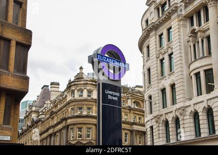 Am Bahnhof Liverpool Street wurde ein neues Schild der Elizabeth Line enthüllt.das Crossrail-Eisenbahnprojekt begann 2009 mit dem Bau, aber nach einigen Verzögerungen wird es nun voraussichtlich 2022 fertiggestellt. Stockfoto