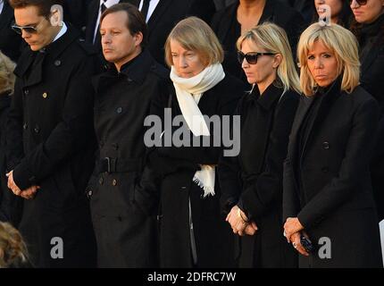 Charles Aznavour Familienmitglieder, darunter seine Witwe Ulla, seine Tochter Seda, seine Söhne Nicolas und Mischa, und Brigitte Macron während der nationalen Ehrung zu Ehren des französisch-armenischen Sängers Charles Aznavour, einem der berühmtesten Stars Frankreichs, Der im Alter von 94 Jahren am 5. Oktober 2018 im Innenhof des Hotel National des Invalides in Paris, Frankreich, starb. Foto von Christian Liewig/ABACAPRESS.COM Stockfoto