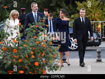 König Felipe von Spanien, Königin Letizia von Spanien, der französische Präsident Emmanuel Macron und seine Frau Brigitte Macron kommen am 05,2018. Oktober im Grand Palais an, um die Miro-Ausstellung in Paris zu besuchen. Foto von Christian Liewig/ABACAPRESS.COM Stockfoto