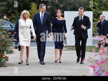 König Felipe von Spanien, Königin Letizia von Spanien, der französische Präsident Emmanuel Macron und seine Frau Brigitte Macron kommen am 05,2018. Oktober im Grand Palais an, um die Miro-Ausstellung in Paris zu besuchen. Foto von Christian Liewig/ABACAPRESS.COM Stockfoto