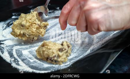 Norwich, Norfolk, Großbritannien – Dezember 06 2020. Illustrative redaktionelle Fotografie einer nicht identifizierbaren Hausbäcker Löffelkuchen Mischung Stockfoto