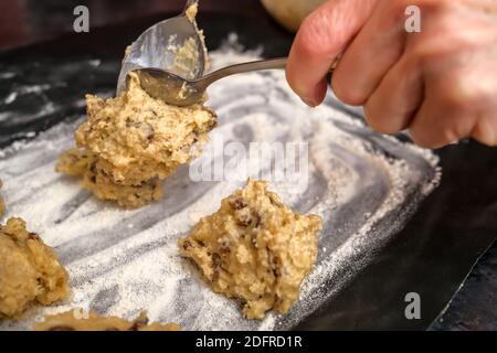 Norwich, Norfolk, Großbritannien – Dezember 06 2020. Illustrative redaktionelle Fotografie einer nicht identifizierbaren Hausbäcker Löffelkuchen Mischung Stockfoto