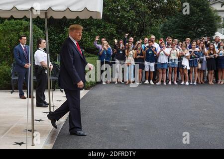 US-Präsident Donald Trump wendet sich an Reporter, um über die anstehende Bestätigung für den Kandidaten für den Obersten Gerichtshof der USA Brett Kavanaugh zu sprechen, als er am Samstag, den 6. Oktober 2018, aus dem Weißen Haus in Washington, D.C., USA nach Topeka, Kansas, reist. Fotograf: Joshua Roberts/Bloomberg Stockfoto