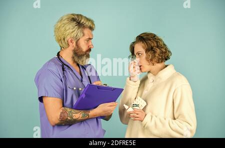 Bitten Sie um Beschwerden. Tests und Bestrahlung verschreiben. Diagnosekonzept. Arbeiten Sie mit kranken Patienten. Krankengeschichte. Arzt kommuniziert mit Frau. Medizinische Behandlung. Symptome einer Virusinfektion. Medizinische Hilfe. Stockfoto
