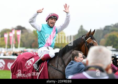 Frankie Dettori feiert nach dem Reiten ermöglichen, den Qatar Prix de l'Arc de Triomphe während des Grand Prix de l'Arc de Triomphe am Hippodrome de Longchamp am 7. Oktober 2018 in Paris, Frankreich zu gewinnen. Foto von Laurent Zabulon/ABACAPRESS.COM Stockfoto