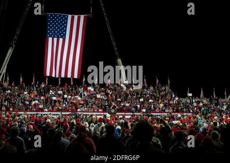 Valdosta, GA, USA. Dezember 2020. Tausende von Trump-Anhängern trafen sich in einer kleinen Stadt zur Georgia Victory Rally, um Unterstützung für Präsident Donald Trump und die beiden republikanischen amtierenden US-Senatoren Kelly Loeffler und David Perdue zu zeigen, die demokratischen Herausforderern in einer Sonderlaufwahl am 5. Januar 2021 gegenüberstehen. Die Wahl könnte die Kontrolle des US-Senats entscheiden. Quelle: Robin Rayne/ZUMA Wire/Alamy Live News Stockfoto