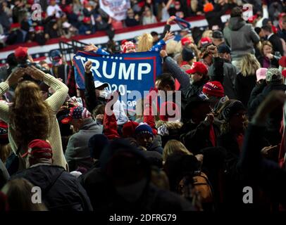 Valdosta, GA, USA. Dezember 2020. Tausende von Trump-Anhängern trafen sich in einer kleinen Stadt zur Georgia Victory Rally, um Unterstützung für Präsident Donald Trump und die beiden republikanischen amtierenden US-Senatoren Kelly Loeffler und David Perdue zu zeigen, die demokratischen Herausforderern in einer Sonderlaufwahl am 5. Januar 2021 gegenüberstehen. Die Wahl könnte die Kontrolle des US-Senats entscheiden. Quelle: Robin Rayne/ZUMA Wire/Alamy Live News Stockfoto