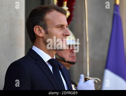 Der französische Präsident Emmanuel Macron empfängt den usbekischen Präsidenten Chavkat Mirziyoiev am 09. Oktober 2018 im Präsidentenpalast Elysee in Paris. Foto von Christian Liewig/ABACAPRESS.COM Stockfoto