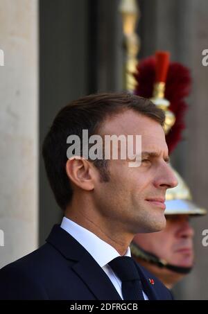 Der französische Präsident Emmanuel Macron empfängt den usbekischen Präsidenten Chavkat Mirziyoiev am 09. Oktober 2018 im Präsidentenpalast Elysee in Paris. Foto von Christian Liewig/ABACAPRESS.COM Stockfoto