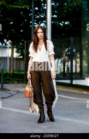 Street Style, Ankunft in Chloe Frühjahr Sommer 2019 Ready-to-wear-Show, im Maison de la Radio, in Paris, Frankreich, am 27. September 2018 statt. Foto von Marie-Paola Bertrand-Hillion/ABACAPRESS.COM Stockfoto