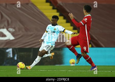 Liverpool, Großbritannien. Dezember 2020. Nelson Semedo von Wolverhampton Wanderers kreuzt den Ball. Premier League Spiel, Liverpool gegen Wolverhampton Wanderers im Anfield Stadium in Liverpool, England am Sonntag, 6. Dezember 2020. Dieses Bild darf nur für redaktionelle Zwecke verwendet werden. Nur redaktionelle Verwendung, Lizenz für kommerzielle Nutzung erforderlich. Keine Verwendung in Wetten, Spiele oder ein einzelner Club / Liga / Spieler Publikationen.pic von Chris Stading / Andrew Orchard Sport Fotografie / Alamy Live News Kredit: Andrew Orchard Sport Fotografie / Alamy Live News Stockfoto