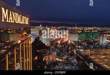 Ein Blick vom Dach des Mandalay Bay Hotels zeigt die hellen Lichter anderer gehobener Resort-Hotels und Casinos, die den Strip säumen, der der Spitzname für den weltberühmten 4.3-Meilen-Abschnitt des lebhaften Las Vegas Boulevard in Las Vegas, Nevada, USA ist. Dieses berüchtigte Wüstenziel, das für seine Glücksspiele und seine guten Zeiten bekannt ist, wurde in den 1940er Jahren mit seinem ersten Hotel/Casinos entlang des Strip zum Leben erweckt. In diesen Tagen leuchten elektronische Werbetafeln Tag und Nacht in Themenresorts, die ihre opulenten Showrooms mit namensreicher Unterhaltung annoncieren, die helfen, Millionen von Touristen jährlich nach Las Vegas anzuziehen. Stockfoto