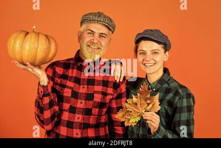 Erntefest. Bauernmarkt. Herbststimmung. Paar in Liebe kariert rustikalen Outfit. Retro-Style. Herbstsaison. Herbstlaub. Konzept der Bauernfamilie. Herbsternte funktioniert. Arbeiten in Feldern. Stockfoto