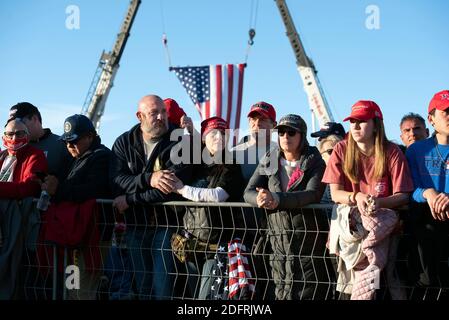 Valdosta, GA, USA. Dezember 2020. Tausende von Trump-Anhängern trafen sich in einer kleinen Stadt zur Georgia Victory Rally, um Unterstützung für Präsident Donald Trump und die beiden republikanischen amtierenden US-Senatoren Kelly Loeffler und David Perdue zu zeigen, die demokratischen Herausforderern in einer Sonderlaufwahl am 5. Januar 2021 gegenüberstehen. Die Wahl könnte die Kontrolle des US-Senats entscheiden. Quelle: Robin Rayne/ZUMA Wire/Alamy Live News Stockfoto