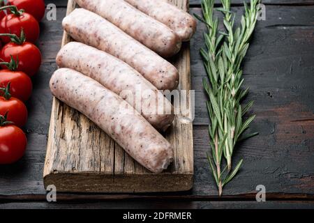 Traditionelle Hähnchenwürste, auf altem dunklen Holzhintergrund. Stockfoto