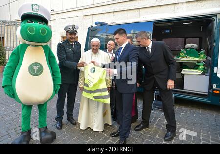 Papst Franziskus traf eine Delegation der polnischen Polizei und ihr Maskottchen, ein Krokodil, und segnete ihr brandneues Fahrzeug vor der Casa Santa Marta, dem Gästehaus im Vatikan, wo er am 10. Oktober 2018 wohnt. Foto: ABACAPRESS.COM Stockfoto