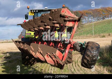 Ein Kverneland Variomat Reversible Pflug wird an der Kante gedreht Eines Stoppelfeldes beim Pflügen Stockfoto