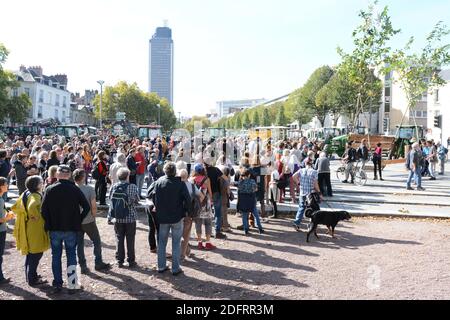 Am 12. Oktober 2018 versammeln sich Menschen vor der Präfektur Nantes, Westfrankreich, um Menschen zu unterstützen, die sich selbst als "zadistes" aus dem französischen Wort "Zone A Defendre" (ZAD) bezeichnen und den Standort eines verlassenen Flughafenprojekts in der Nähe der westlichen Stadt Nantes in Notre-Dame-des-Landes verteidigen, Während eines Lenkungsausschusses über die Zukunft von Ackerland in der ZAD (Zone to Defend). Foto von Ronan Hussin/ABACAPRESS.COM Stockfoto