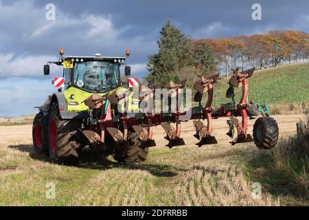 Ein Claas Axion 940 Traktor mit Kverneland Variomat Reversible Pflug Drehen am Ende eines Feldes gepflügt wird Stockfoto