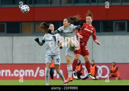 München, Deutschland. Dezember 2020. Kampf um den Ball beim Bundesliga-Spiel der Frauen zwischen dem FC Bayern München und Bayer Leverkusen. Sven Beyrich/SPP Kredit: SPP Sport Pressefoto. /Alamy Live Nachrichten Stockfoto