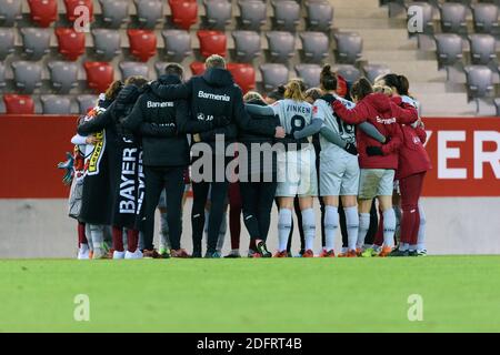 München, Deutschland. Dezember 2020. Bayer Leverkusen Huddle nach dem Bundesliga-Spiel der Frauen zwischen dem FC Bayern München und Bayer Leverkusen. Sven Beyrich/SPP Kredit: SPP Sport Pressefoto. /Alamy Live Nachrichten Stockfoto